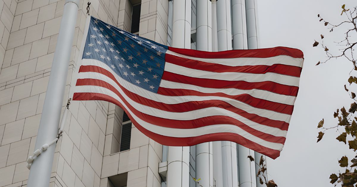 Why Fiberglass Is an Ideal Commercial Flagpole Material